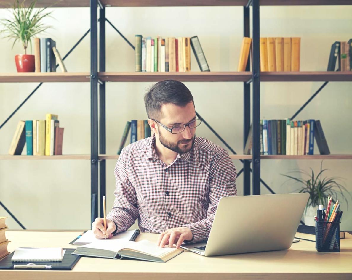 Equipo de socios trabajando con herramientas de registro financiero